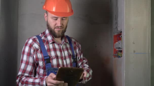 Engineer Electrician Man Hardhat Working Check Fixing Electrical System Digital — Stock Video