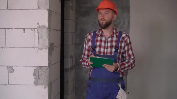 Inspector Obrero Ingeniero Que Revisa Inspecciona Edificio Casa Con Una — Vídeos de Stock