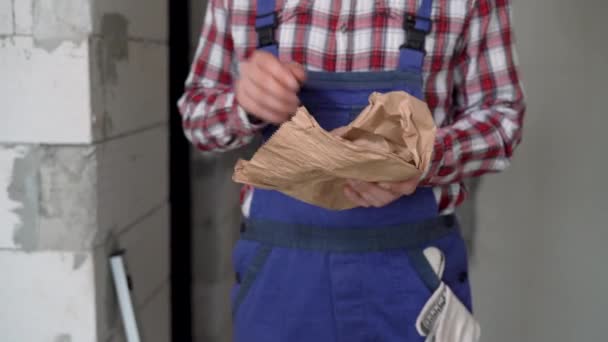 Construction Worker Overalls Eating Burger Lunch Workplace Construction Break — Stock Video