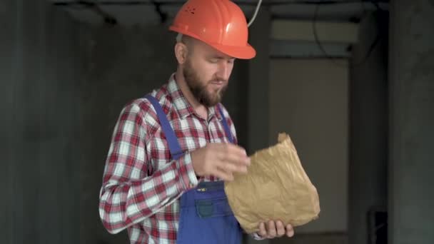 Stavební Dělník Helmě Jíst Burger Během Přestávky Oběd Pracovišti — Stock video