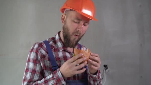 Строитель Ест Вкусный Гамбургер Перерыве Работе — стоковое видео