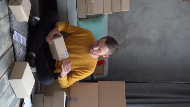 Lille Virksomhedsejer Der Arbejder Hjemmekontoret Forberede Produkt Kassen Til Sende – Stock-video
