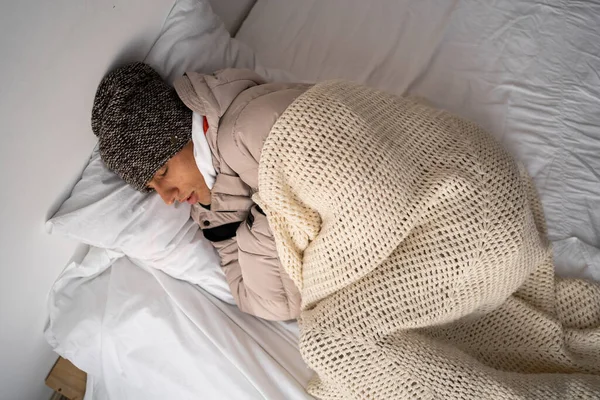 Donmuş Adam Yatak Odasında Uyuyor Kışın Soğuk Bir Yuva Isıtma — Stok fotoğraf