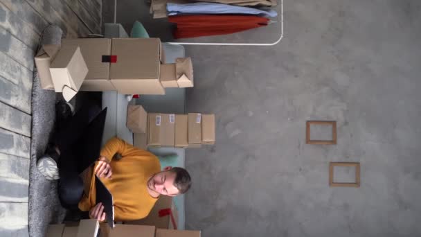 Malý Podnikatel Muž Připravit Balíček Box Zkontrolovat Line Objednávky Produktu — Stock video