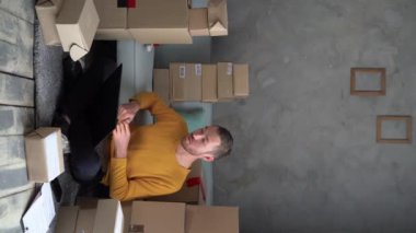 Küçük işletmeler kurmak KOBİ sahipleri erkek girişimciler çevrimiçi siparişleri kontrol eder, kutuları paketler, bilgisayar, çevrimiçi pazarlama paketleme kutu teslimatı kullanır, müşterilere satar, sme business ideas online.