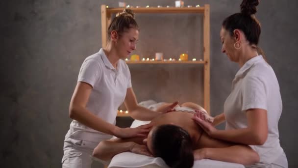 Twee Masseurs Werken Gelijktijdig Aan Rug Van Patiënt Handen Massage — Stockvideo