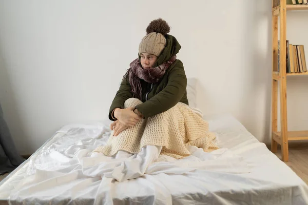 Mutsuz Genç Bir Kadın Evinde Sıcak Bir Şekilde Giyiniyor Evde — Stok fotoğraf