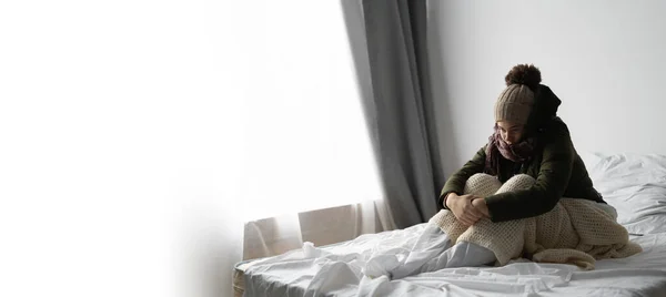 Mit Wintermantel Und Strickmütze Liegen Die Frauen Erkältet Hause Bett — Stockfoto