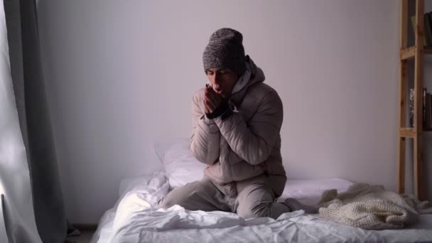 Jovem Infeliz Sentindo Frio Calorosamente Vestido Cama Casa Sem Aquecimento — Vídeo de Stock