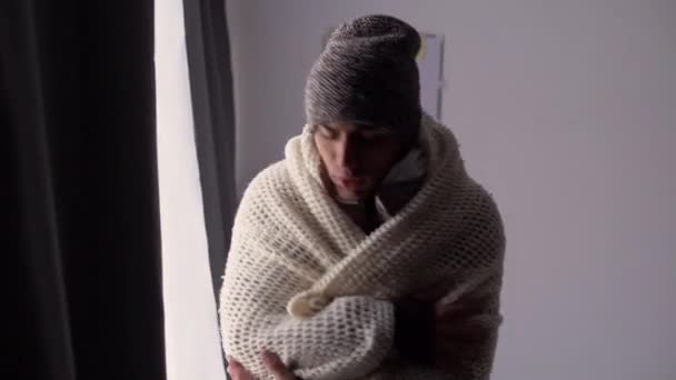 Homem Irritado Mal Alugado Cobertor Sala Estar Fria Sofre Falta — Vídeo de Stock