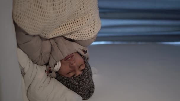 Çeride Sıcak Kışlık Giysiler Içinde Uyuyan Adam Üşüyor Kendi Isıtılmamış — Stok video