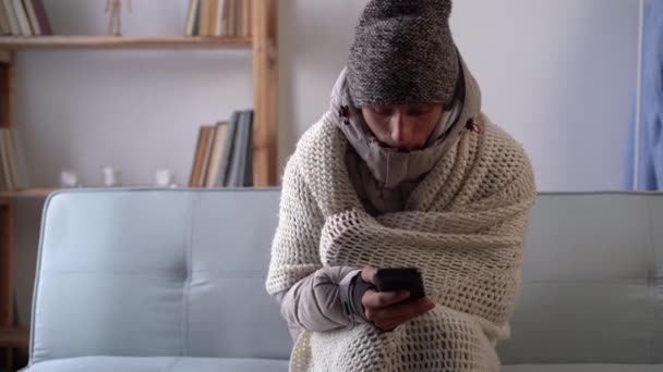 Jovem Triste Senta Mesa Momento Congelamento Esfriado Apartamento Boné Quente — Vídeo de Stock