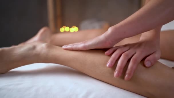 Närbild Massage Terapeut Massera Vackra Kvinnliga Ben Spa Salong Massage — Stockvideo