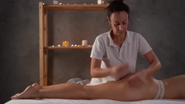 Massage Cellulite Sur Les Jambes Des Jeunes Femmes Dans Salon — Video