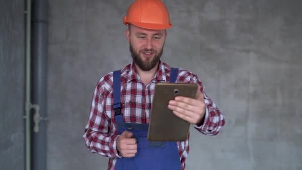 Construtor Barbudo Alegre Capataz Tem Chamada Vídeo Enquanto Trabalha Canteiro — Vídeo de Stock