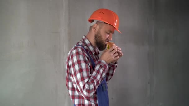 Trabajador Construcción Vistiendo Uniforme Comiendo Hamburguesa Durante Almuerzo Indoor — Vídeos de Stock