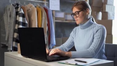Girişimciler, küçük işletme sahibi, kadın moda tasarımcısı müşteriye bir iş e-postası gönderdi. Satış başarısı, dizüstü bilgisayar, giysi atölyesi ile çalışma. İş Başlangıcı KOBİ kavramı.