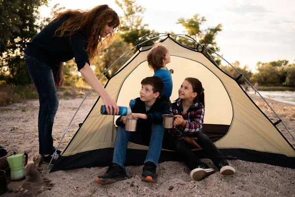Família Feliz Acampamento Floresta Camping Caminhada Conceito Pessoas — Fotografia de Stock