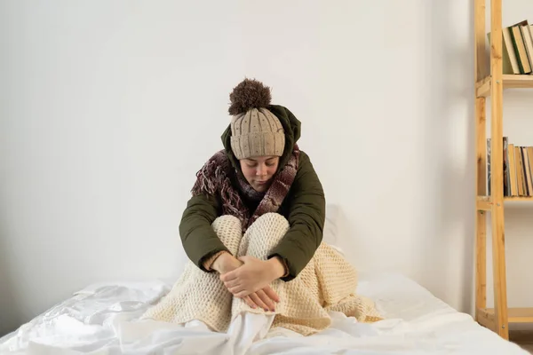 Mujer Joven Enojada Cálidamente Vestida Una Casa Fría Sienta Cama —  Fotos de Stock