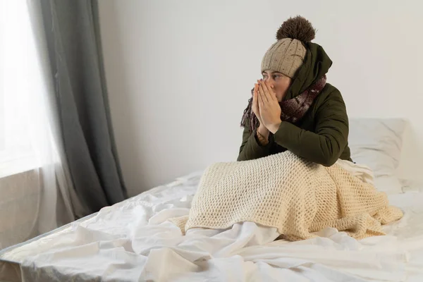 Üzgün Dişi Dondurucu Soğukta Sıcacık Bir Şapkayla Yatağında Oturuyor Battaniye — Stok fotoğraf