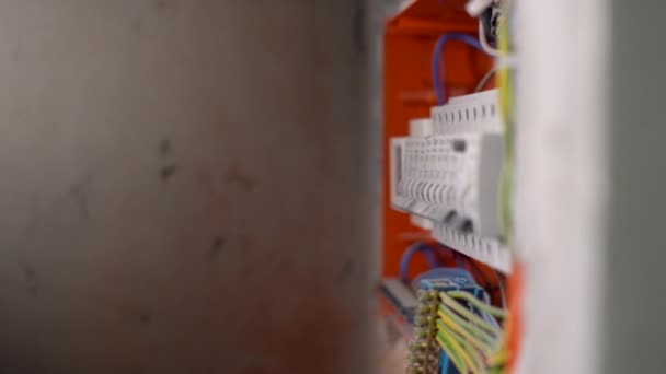 Рука Перемикає Автоматичні Вимикачі Електроенергії Електричному Щиті Будинку Рука Інженера — стокове відео