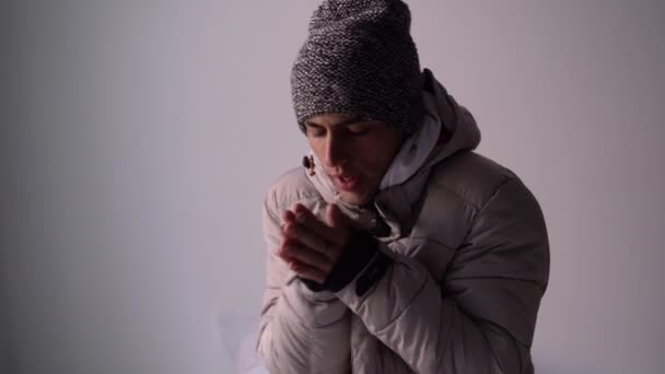 Soğuk Oturma Odasında Duran Şapkalı Battaniyeli Hasta Genç Adam Klima — Stok video