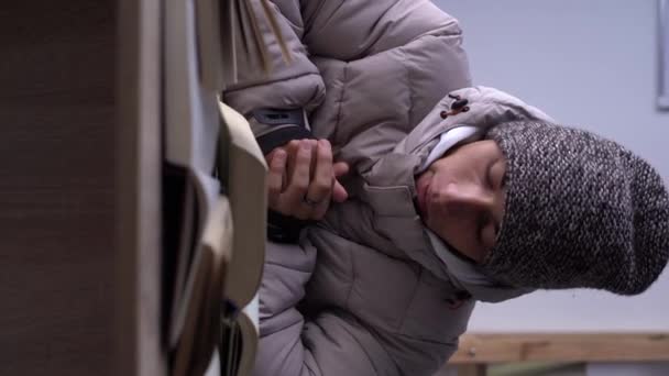 Estudante Vestido Com Chapéu Inverno Quente Jaqueta Senta Estável Com — Vídeo de Stock