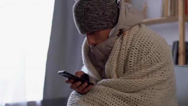 Jovem Triste Sentar Sofá Congelamento Esfriado Apartamento Boné Quente Tremer — Vídeo de Stock