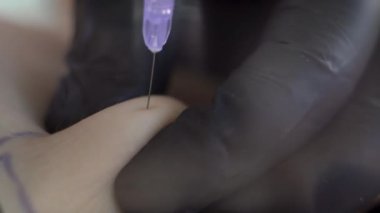 Estetik kozmetoloji doktoru kadın karnında ve vücudunda yağ yakmak için lipolitik enjeksiyon yapar. Güzellik salonundaki kadın estetiği. Kozmetoloji konsepti. Kapat.