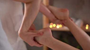 İki kadın ayağına dört el masaj yapar. Kaplıcada iki topuklu ayakkabı masajı. Kapat.