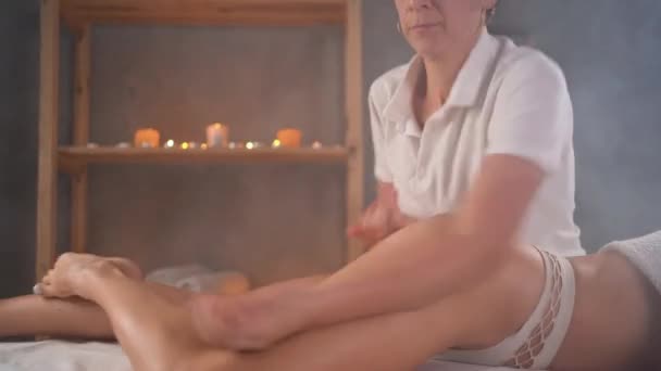 Masseur Makes Cellulite Massage Female Legs Thighs Buttocks Spa Salon — Stock Video