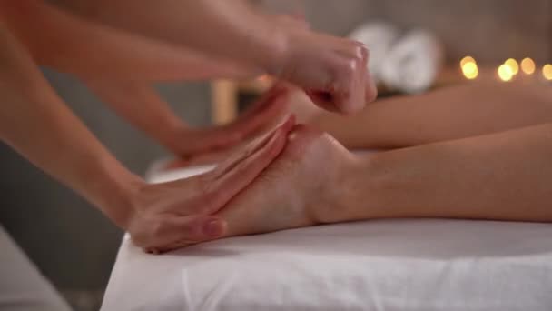 Fyra Händer Masserar Två Kvinnliga Fötter Massage Två Klackar Spa — Stockvideo
