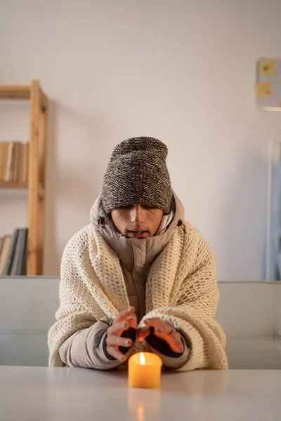 Jovem Congelador Vestido Com Chapéu Inverno Quente Uma Jaqueta Senta — Fotografia de Stock