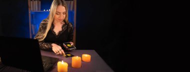 İnternetteki dizüstü bilgisayarlı falcı ya da medyum. Tarot kartları okuyorum. Çevrimiçi psişik konsept. Pankart