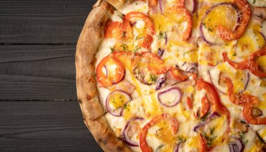 Siyah arka planda pizza. Ev yapımı sebzeli pizza ve Mozzarella peyniri. Pankart