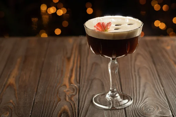 Espresso Martini Cocktail Versierd Met Koffiebonen Vooraanzicht — Stockfoto