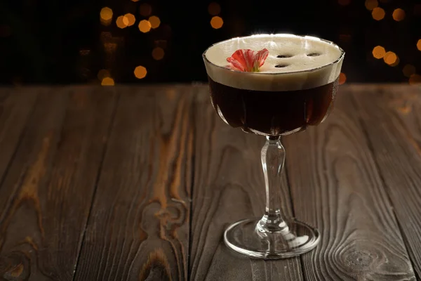 Espresso Martini Glas Mit Kaffeebohnen Und Blume Nahaufnahme — Stockfoto