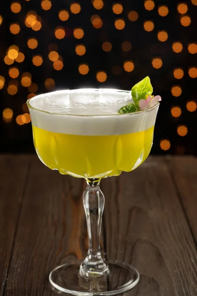 Gele Verfrissende Cocktail Een Bar Bureau Vooraanzicht — Stockfoto