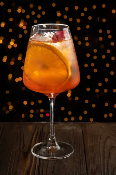 Aperol Spritz Cocktail Houten Tafel Bar Een Close Sinaasappel Alcohol — Stockfoto