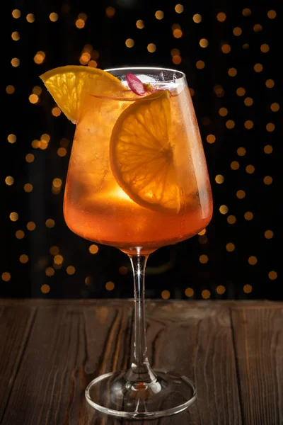Ein Glas Aperol Spritz Cocktail Auf Einem Tisch Einem Restaurant — Stockfoto