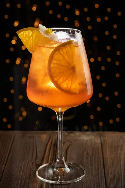 Aperol Spritz Cocktail Geserveerd Donkere Achtergrond Drankmenu Concept Vooraanzicht — Stockfoto