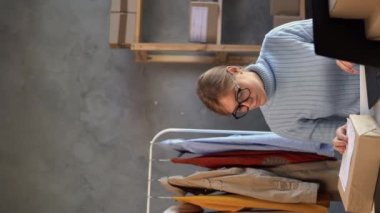 Küçük işletmeler kuran KOBİ sahipleri kutu ile çalışan kadın girişimciler ve kutu paketlemek için çevrimiçi siparişleri kontrol ediyorlar, fazla mesai yapan yorgun girişimciler müşterilere, KOBİ 'lere çevrimiçi satış yapıyorlar. Dikey