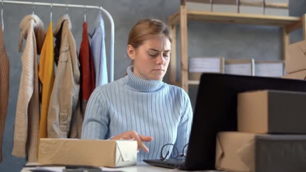 Rozpoczęcie Małej Firmy Przedsiębiorca Lub Freelance Kobieta Pomocą Laptopa Pudełkiem — Wideo stockowe