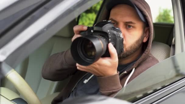 Dedektif Özel Dedektif Muhabir Paparazzi Arabada Oturuyor Profesyonel Kamerayla Fotoğraf — Stok video