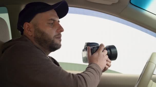 プロのカメラで撮影した車内に座っている私立探偵 探偵調査 — ストック動画