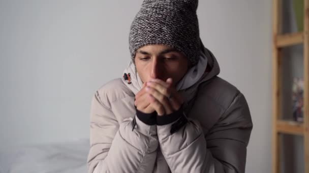 穿着保暖衣服的年轻人感到屋里很冷 在冬天拥有一个没有暖气的家 家中冬季无暖气的概念 — 图库视频影像