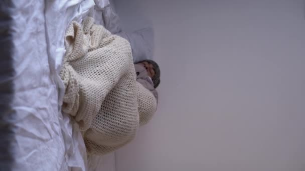 Δυστυχισμένος Άντρας Που Νιώθει Κρύο Φορώντας Ζεστά Χειμωνιάτικα Ρούχα Ενώ — Αρχείο Βίντεο