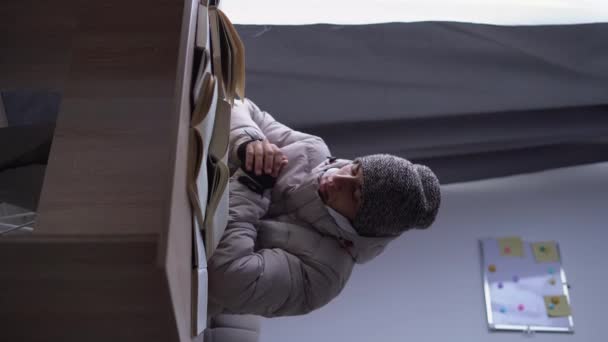 Nieszczęśliwy Student Czuje Zimno Nosząc Ciepłe Zimowe Ubrania Pomieszczeniach Smutna — Wideo stockowe