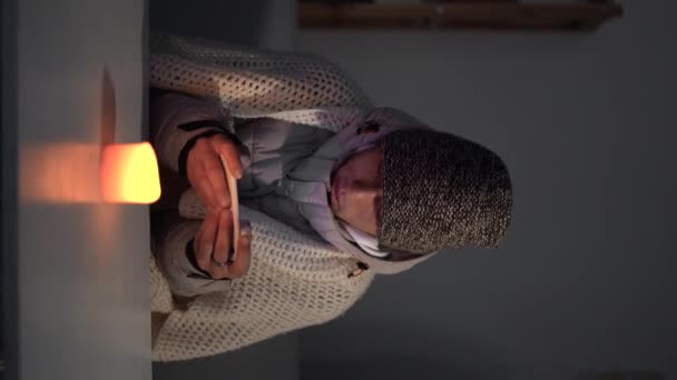Hombre Árabe Vestido Con Cálido Sombrero Invierno Sienta Casa Una — Vídeo de stock