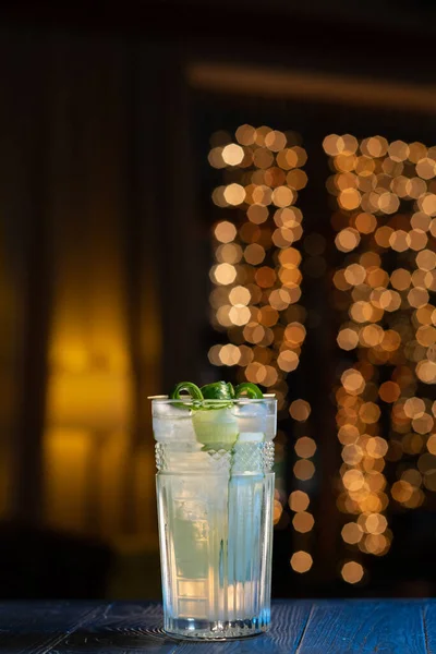 Cocktail Avec Concombre Sur Comptoir Bar Dans Une Boîte Nuit — Photo